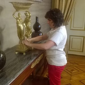 Visitante cega, utente do Lar Branco Rodrigues, tacteando fruteira/floreira.