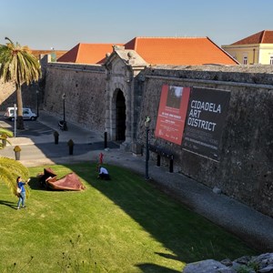 Muralha e Porta de Armas da Cidadela de Cascais; no topo superior direito, o Palácio.