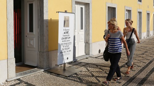 Visitantes junto à entrada da Loja do Palácio da Cidadela.