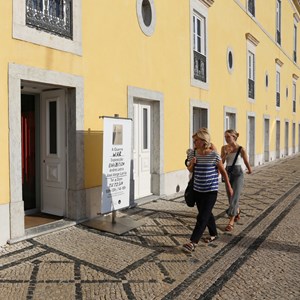 Visitantes junto à entrada da Loja do Palácio da Cidadela.