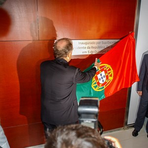 O presidente da República, Jorge Sampaio, descerra a placa que assinala a inauguração do Museu da Presidência da República.