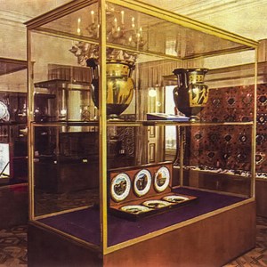 Reprodução de fotografia do espaço criado por António Ramalho Eanes no Palácio de Belém para expôr os presentes de Estado recebidos enquanto Presidente da República.