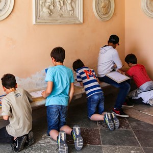 Crianças desenham na Casa de Fresco do Palácio de Belém, no âmbito da oficina pedagógica «Belém: uma viagem no tempo», inserida no evento «Jardins Abertos».
