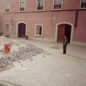Operações de calcetamento e plantação de laranjeiras no espaço conhecido por Pátio das Equipagens, área que corresponde atualmente ao pátio interior de acesso entre a Loja e a exposição permanente do Museu.
