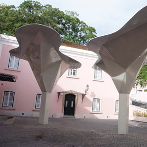 Pormenor das estruturas estilizadas em forma de árvore.