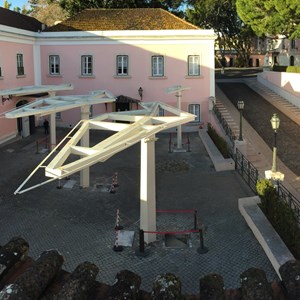 Intervenção nas estruturas estilizadas em forma de árvore para remoção da fibra de vidro.