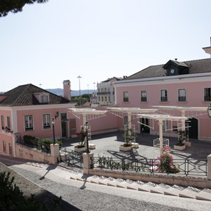 Aspeto atual do espaço entre a Loja e o Museu, após operação de plantação das trepadeiras e colocação de bancos de apoio.