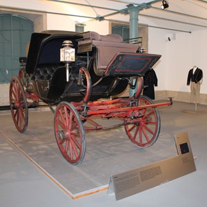Caleça, pertencente à coleção do Museu Nacional dos Coches, em exposição na Alfândega do Porto.