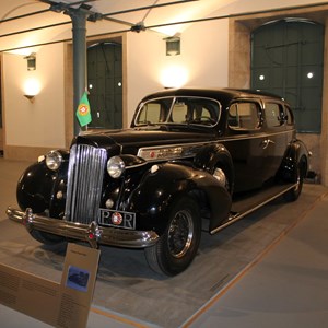Packard Super Eight, pertencente à coleção da Presidência da República, em exposição na Alfândega do Porto.