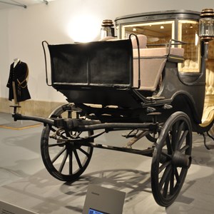 Hipomóvel «Clarence», viatura pertencente à coleção do Museu Nacional dos Coches, em exposição na Alfândega do Porto.
