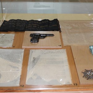 Vitrina com documentação e peças alusivas aos Presidentes da República Portuguesa.