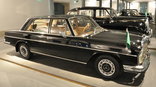 Alguns dos automóveis em exposição no Museu dos Transportes e Comunicações do Porto. Em primeiro plano, um Mercedes-Benz 280 SEL.