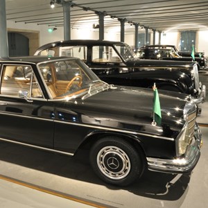 Alguns dos automóveis em exposição no Museu dos Transportes e Comunicações do Porto. Em primeiro plano, um Mercedes-Benz 280 SEL.