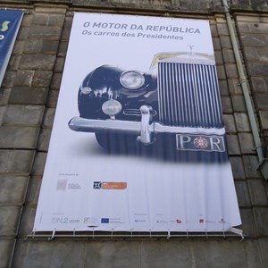 Telão exterior de divulgação do núcleo expositivo permanente «O motor da República - os carros dos Presidentes».