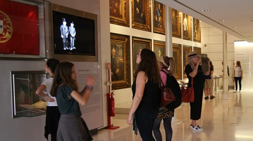 Visitantes explorando os conteúdos do Museu.