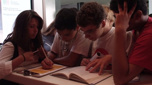 Participantes durante a atividade pedagógica «Um Museu por explorar».