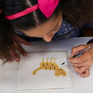 Oficina «Como se faz uma bandeira». Bandeiras criadas em azulejo com pincéis e tintas de água.
