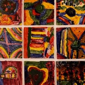 Oficina «Como se faz uma bandeira». Painel de bandeiras em azulejo realizado com pincéis e tintas de água, pelos alunos da Escola Ave-Maria.