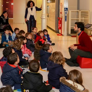 Oficina «Criativamente a retratar um Presidente». Crianças do jardim de infância «O Palhaço» junto à Galeria de Retratos Oficiais dos Presidentes da República.