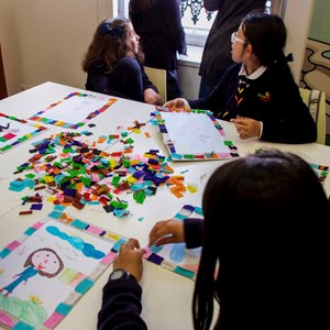 Oficina «Criativamente a retratar um Presidente». Autorretratos presidenciais realizados pelos alunos do Colégio do Tejo.