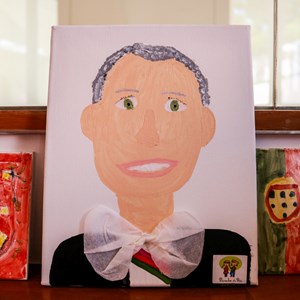 Oficina «Criativamente a retratar um Presidente». Retrato presidencial oferecido pelo infantário «Passinhos de Rei» ao Presidente da República Marcelo Rebelo de Sousa.