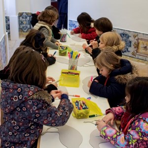 Oficina «No bosque dos passarinhos». Pintura de aves em cartão, com diferentes materiais de colorir.