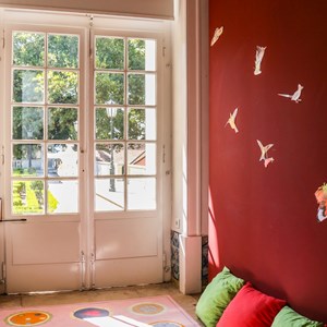 Oficina «No bosque dos passarinhos». Interior do Viveiro onde decorre a leitura animada do conto «No bosque dos passarinhos».