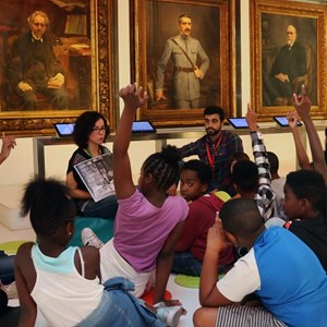Alunos do CED D. Nuno Álvares Pereira (Casa Pia de Lisboa) vendo imagens alusivas à biografia do Presidente Teófilo Braga.