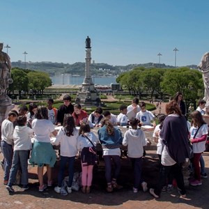 Oficina «Belém: uma viagem no tempo». Alunos da Casa Pia de Lisboa elaborando o desenho «Belém em 2100».