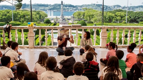 Oficina «Belém: uma viagem no tempo». Alunos da Casa Pia de Lisboa observam um conjunto de imagens de Belém desde o século XVI até à atualidade.