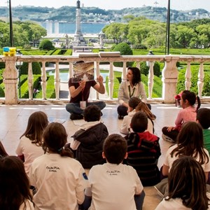 Oficina «Belém: uma viagem no tempo». Alunos da Casa Pia de Lisboa observam um conjunto de imagens de Belém desde o século XVI até à atualidade.