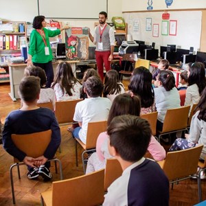 Atividade com os alunos da Escola Básica N.º 1 de Álcacer do Sal, de exploração dos livros gigantes.