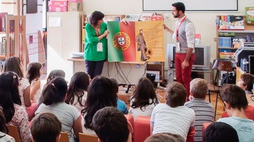 Atividade com os alunos da Escola Básica N.º 1 de Álcacer do Sal, de exploração dos livros gigantes.