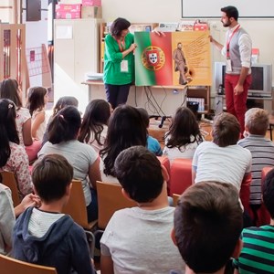 Atividade com os alunos da Escola Básica N.º 1 de Álcacer do Sal, de exploração dos livros gigantes.