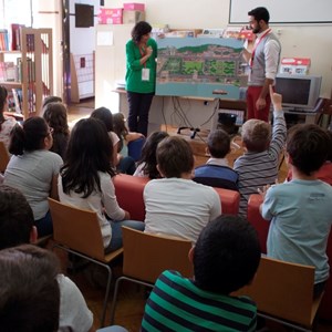 Atividade com os alunos da Escola Básica N.º 1 de Álcacer do Sal, de exploração dos livros gigantes.