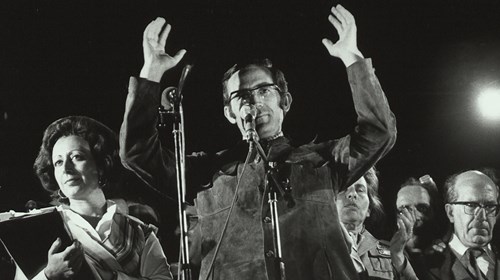 Em Lisboa, na Alameda Dom Afonso Henriques, durante o comício de encerramento da campanha eleitoral de Ramalho Eanes (de braços no ar), onde, entre outros, discursaram Raul Rêgo (à esquerda de Eanes, de óculos) e Maria de Jesus Barroso (atrás do general, batendo palmas)