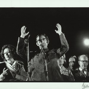 Em Lisboa, na  Alameda Dom Afonso Henriques, durante o comício de encerramento da campanha eleitoral de Ramalho Eanes (de braços no ar), onde, entre outros, discursaram Raul Rêgo (à esquerda de Eanes, de óculos) e Maria de Jesus Barroso (atrás do general, batendo palmas)