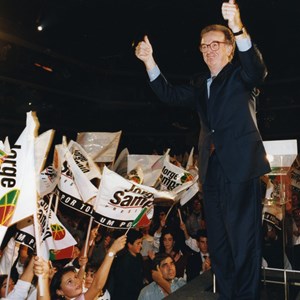O candidato à Presidência da República, Jorge Sampaio (ao centro), no Coliseu dos Recreios, saudando os apoiantes, durante a campanha para as eleições presidenciais de 1996