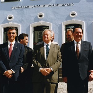 O Presidente da República, Mário Soares (ao centro, de fato verde), acompanhado pelo Primeiro-ministro Aníbal Cavaco Silva (à direita do chefe de Estado português), junto à Fundação Casa de Jorge Amado, por ocasião da III Cimeira Ibero-Americana