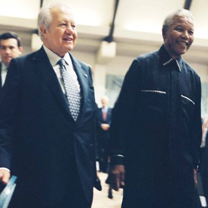 O Presidente da República, Mário Soares (à frente, à esquerda), com o seu homólogo sul-africano Nelson Mandela (à direita), por ocasião da visita de Estado realizada à África do Sul