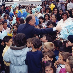 Jorge Sampaio (ao centro, esticando o braço), cumprimentando cidadãos madeirenses, por ocasião da visita do Presidente da República à Região Autónoma da Madeira