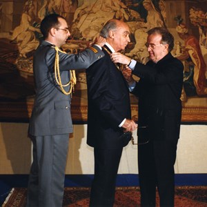 O Presidente da República, Jorge Sampaio (à direita), agraciando o escritor José Saramago (ao centro), Prémio Nobel da Literatura 1998, com o Grande-colar da Ordem de Santiago da Espada