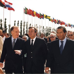 O Presidente da República, Jorge Sampaio (terceiro a contar da esquerda), acompanhado do Primeiro-Ministro, António Guterres (à esquerda do PR), e do Ministro dos Assuntos Parlamentares, António Costa (à direita), na Expo'98, por ocasião das comemorações do Dia de Portugal