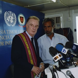 O Presidente da República, Jorge Sampaio (à esquerda), acompanhado pelo homólogo timorense, Xanana Gusmão (à direita), prestando declarações à comunicação social, por ocasião da visita que efectuou a Timor-Leste, para assistir às celebrações do dia da Independência, que decorreram entre 19 e 20 de maio de 2002