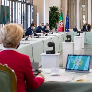 Reunião do Conselho de Estado com a participação da Presidente da Comissão Europeia, Ursula von der Leyen, de costas, em primeiro plano. Ao fundo, o Presidente da República, Marcelo Rebelo de Sousa