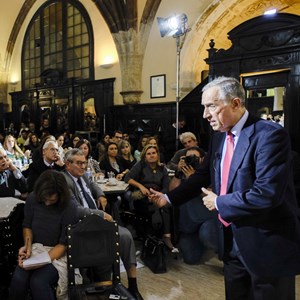 Marcelo Rebelo de Sousa (à direita, de pé) durante sessão de apresentação da sua candidatura à Presidência da República no Café Santa Cruz
