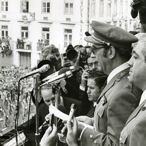 Comemoração do 64.º aniversário da implantação da República. O Presidente da República Francisco da Costa Gomes discursando na varanda da Câmara Municipal de Lisboa, ladeado, à sua esquerda, por Otelo Saraiva de Carvalho.