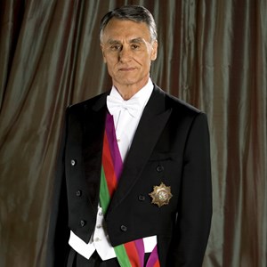 Fotografia oficial do Presidente da República Aníbal Cavaco Silva, usando a condecoração esclusiva do Chefe do Estado, a Banda das Três Ordens, símbolo da reunião das Grã-Cruzes das Ordens Militares de Cristo, Avis e Santiago da Espada.