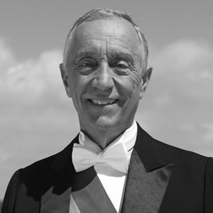 Fotografia oficial do Presidente da República Marcelo Rebelo de Sousa usando usando a condecoração esclusiva do Chefe do Estado, a Banda das Três Ordens, símbolo da reunião das Grã-Cruzes das Ordens Militares de Cristo, Avis e Santiago da Espada.