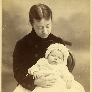 Elzira Dantas Machado, mulher de Bernardino Machado, com o seu primeiro filho, António Luís, nascido em 1883.